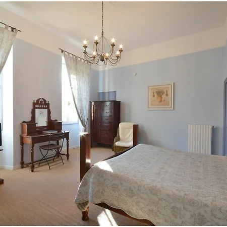 Clos St Pierre De Fraisse Guest house